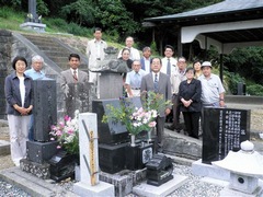 写真　伊藤千代子墓前に集まった会員が記念撮影