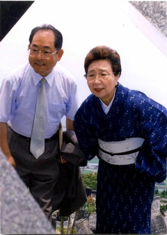 写真　木島実行委員長と顕彰碑を見る澤地久枝さん
